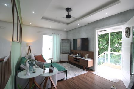 Casa de condomínio à venda com 200m², 3 quartos e 2 vagasSala