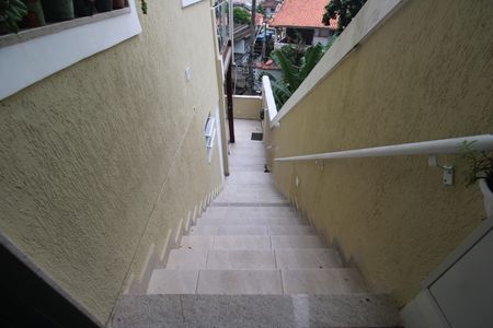 Casa de condomínio à venda com 200m², 3 quartos e 2 vagasÁrea de serviço - Escada