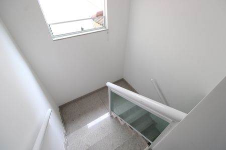 Casa de condomínio à venda com 200m², 3 quartos e 2 vagasEscada para o segundo andar