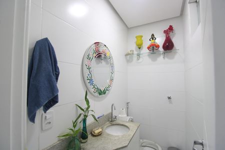 Casa de condomínio à venda com 200m², 3 quartos e 2 vagasLavabo