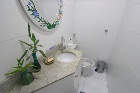 Casa de condomínio à venda com 200m², 3 quartos e 2 vagasLavabo