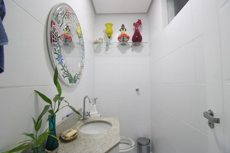 Casa de condomínio à venda com 200m², 3 quartos e 2 vagasLavabo