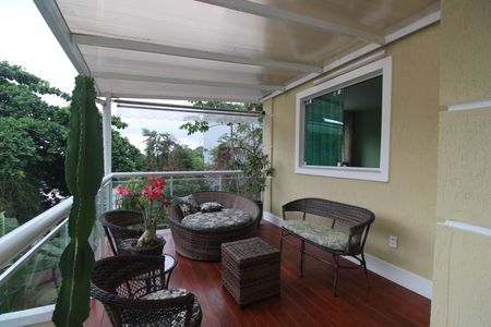 Casa de condomínio à venda com 200m², 3 quartos e 2 vagasSala - Varanda