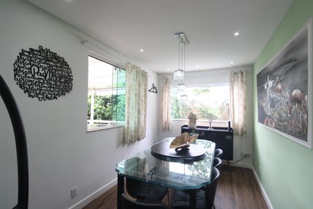 Casa de condomínio à venda com 200m², 3 quartos e 2 vagasSala