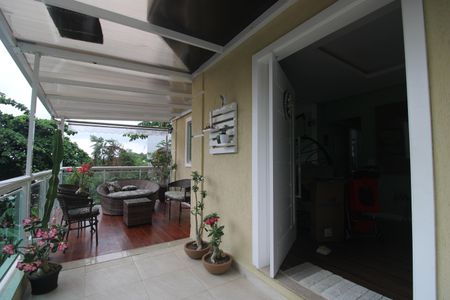 Casa de condomínio à venda com 200m², 3 quartos e 2 vagasSala - Varanda