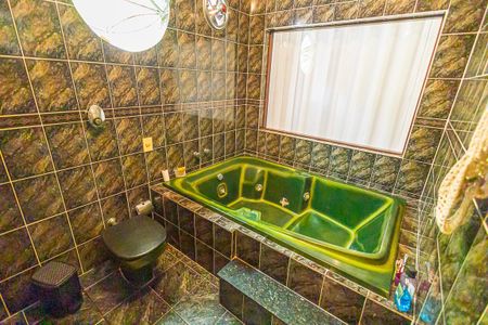 Casa à venda com 352m², 5 quartos e 4 vagassuite e banheira