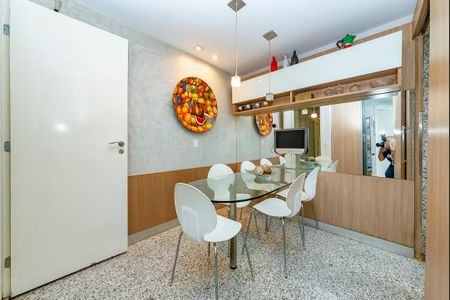 Apartamento à venda com 216m², 4 quartos e 4 vagas Apartamento à venda com 216m², 4 quartos e 4 vagasSala de Jantar