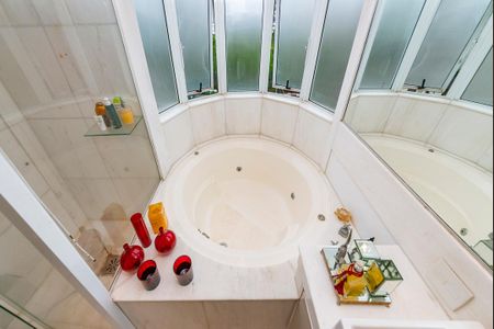 Apartamento à venda com 216m², 4 quartos e 4 vagas Apartamento à venda com 216m², 4 quartos e 4 vagasBanheiro da Suíte 1