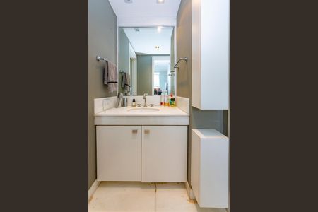 Apartamento à venda com 216m², 4 quartos e 4 vagas Apartamento à venda com 216m², 4 quartos e 4 vagasBanheiro Semi Suítes