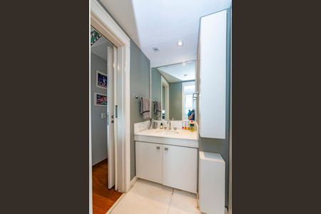 Apartamento à venda com 216m², 4 quartos e 4 vagas Apartamento à venda com 216m², 4 quartos e 4 vagasBanheiro Semi Suítes