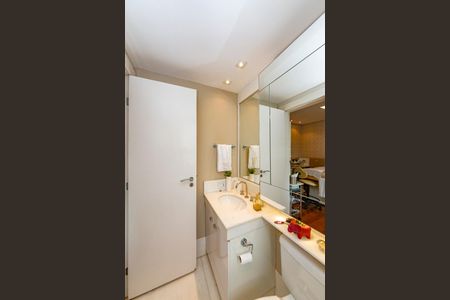 Apartamento à venda com 216m², 4 quartos e 4 vagas Apartamento à venda com 216m², 4 quartos e 4 vagasBanheiro da Suíte 2