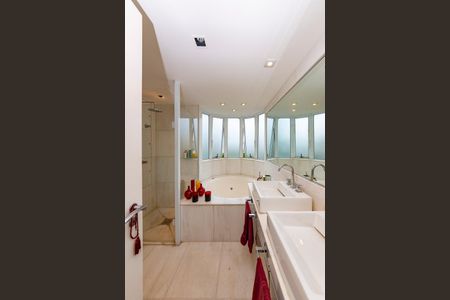 Apartamento à venda com 216m², 4 quartos e 4 vagas Apartamento à venda com 216m², 4 quartos e 4 vagasBanheiro da Suíte 1