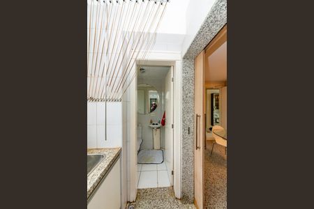 Apartamento à venda com 216m², 4 quartos e 4 vagas Apartamento à venda com 216m², 4 quartos e 4 vagasBanheiro de serviço