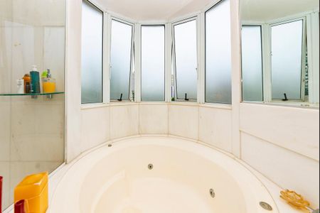 Apartamento à venda com 216m², 4 quartos e 4 vagas Apartamento à venda com 216m², 4 quartos e 4 vagasBanheiro da Suíte 1