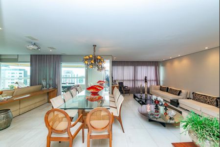 Apartamento à venda com 216m², 4 quartos e 4 vagas Apartamento à venda com 216m², 4 quartos e 4 vagasSala