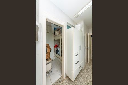 Apartamento à venda com 216m², 4 quartos e 4 vagas Apartamento à venda com 216m², 4 quartos e 4 vagasQuarto de Serviço