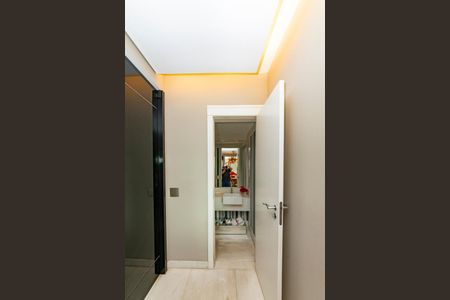 Apartamento à venda com 216m², 4 quartos e 4 vagas Apartamento à venda com 216m², 4 quartos e 4 vagasLavabo