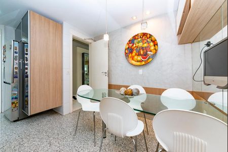Apartamento à venda com 216m², 4 quartos e 4 vagas Apartamento à venda com 216m², 4 quartos e 4 vagasSala de Jantar
