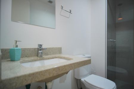 Banheiro da Suíte de apartamento para alugar com 2 quartos, 55m² em São Sebastião, Porto Alegre