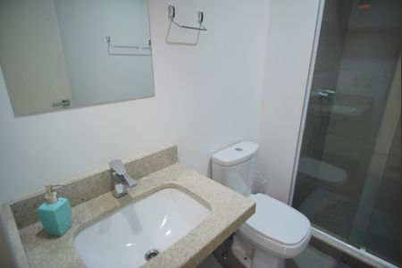 Banheiro da Suíte de apartamento para alugar com 2 quartos, 55m² em São Sebastião, Porto Alegre