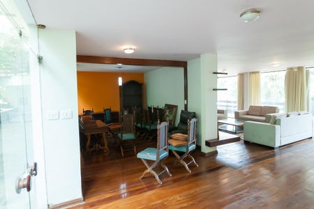 Casa de condomínio à venda com 970m², 7 quartos e 4 vagasEscritório