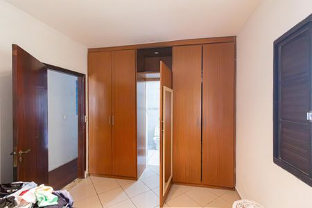 Casa à venda com 239m², 4 quartos e 3 vagasSuíte 2