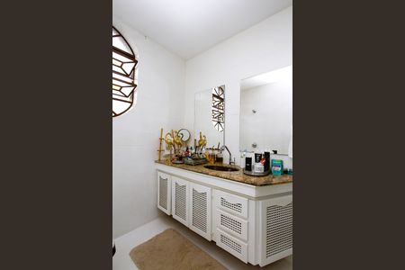 Casa à venda com 463m², 5 quartos e 6 vagasBanheiro do Quarto  4