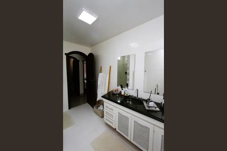 Casa à venda com 463m², 5 quartos e 6 vagasBanheiro 1