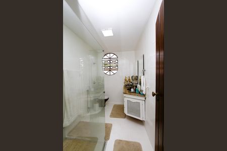 Casa à venda com 463m², 5 quartos e 6 vagasBanheiro do Quarto  4