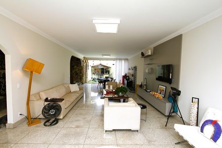 Casa à venda com 463m², 5 quartos e 6 vagasSala