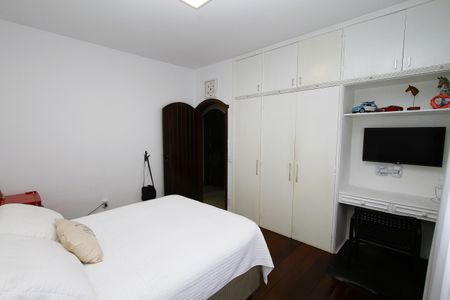 Casa à venda com 463m², 5 quartos e 6 vagasQuarto 2