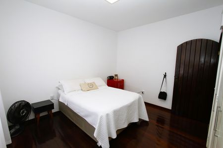 Casa à venda com 463m², 5 quartos e 6 vagasQuarto 2