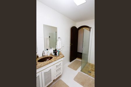 Casa à venda com 463m², 5 quartos e 6 vagasBanheiro do Quarto  4