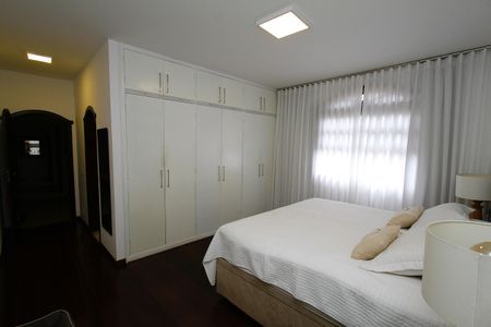 Casa à venda com 463m², 5 quartos e 6 vagasQuarto 4 - Suíte