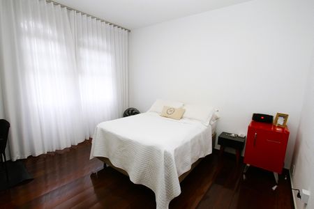 Casa à venda com 463m², 5 quartos e 6 vagasQuarto 2