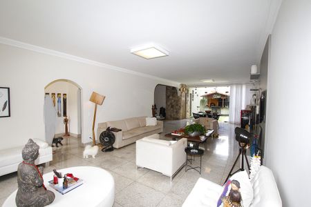 Casa à venda com 463m², 5 quartos e 6 vagasSala