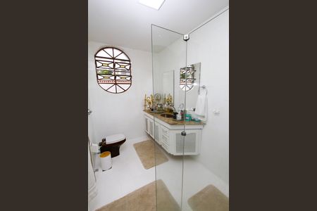 Casa à venda com 463m², 5 quartos e 6 vagasBanheiro do Quarto  4