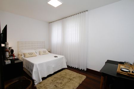 Casa à venda com 463m², 5 quartos e 6 vagasQuarto 5   Suíte