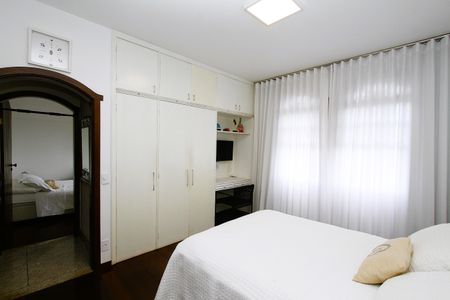 Casa à venda com 463m², 5 quartos e 6 vagasQuarto 2