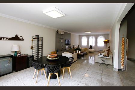 Casa à venda com 463m², 5 quartos e 6 vagasSala