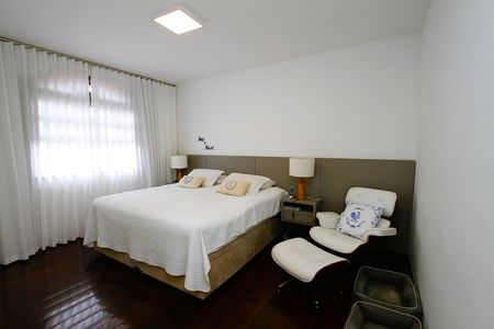 Casa à venda com 463m², 5 quartos e 6 vagasQuarto 4 - Suíte