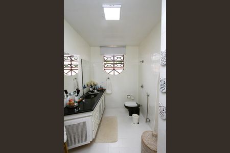 Casa à venda com 463m², 5 quartos e 6 vagasBanheiro 1