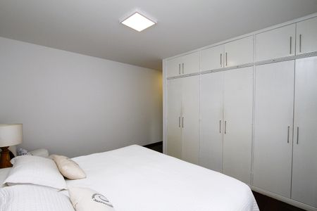 Casa à venda com 463m², 5 quartos e 6 vagasQuarto 4 - Suíte