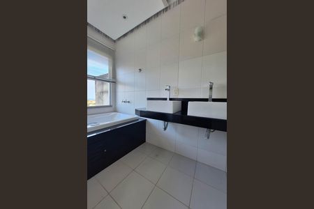 Casa à venda com 340m², 6 quartos e 4 vagasBanheiro da Suíte 3