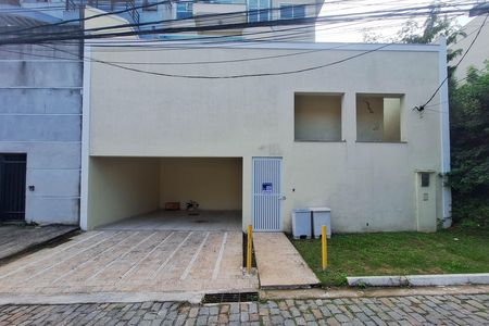 Casa à venda com 340m², 6 quartos e 4 vagasFachada