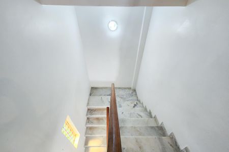 Casa de condomínio à venda com 189m², 3 quartos e 1 vagaEscada 