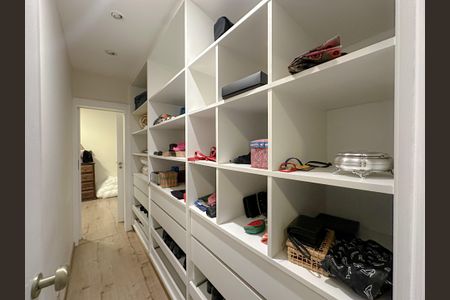 Casa para alugar com 456m², 4 quartos e 3 vagas Casa para alugar com 456m², 4 quartos e 3 vagasCloset Banheiro Suíte 1 e 2