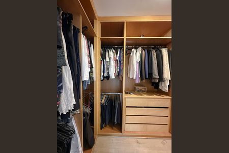 Casa para alugar com 456m², 4 quartos e 3 vagas Casa para alugar com 456m², 4 quartos e 3 vagasCloset Suíte 3