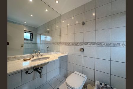 Casa para alugar com 456m², 4 quartos e 3 vagas Casa para alugar com 456m², 4 quartos e 3 vagasBanheiro Suíte 2