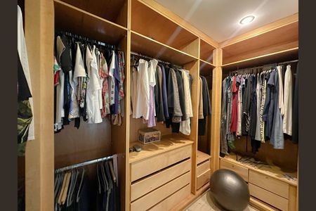 Casa para alugar com 456m², 4 quartos e 3 vagas Casa para alugar com 456m², 4 quartos e 3 vagasCloset Suíte 3